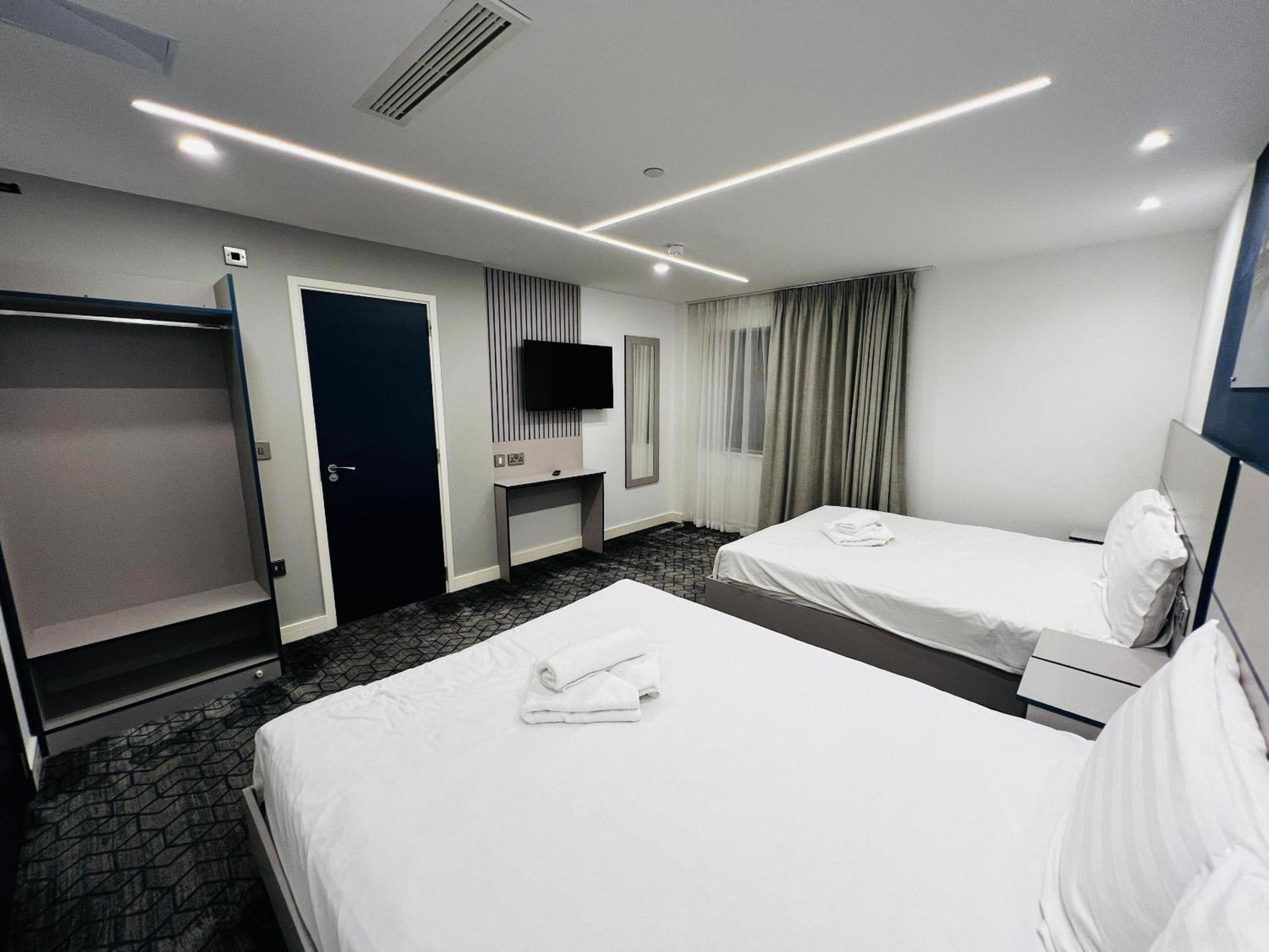 Ilford Grand Hotel Room photo