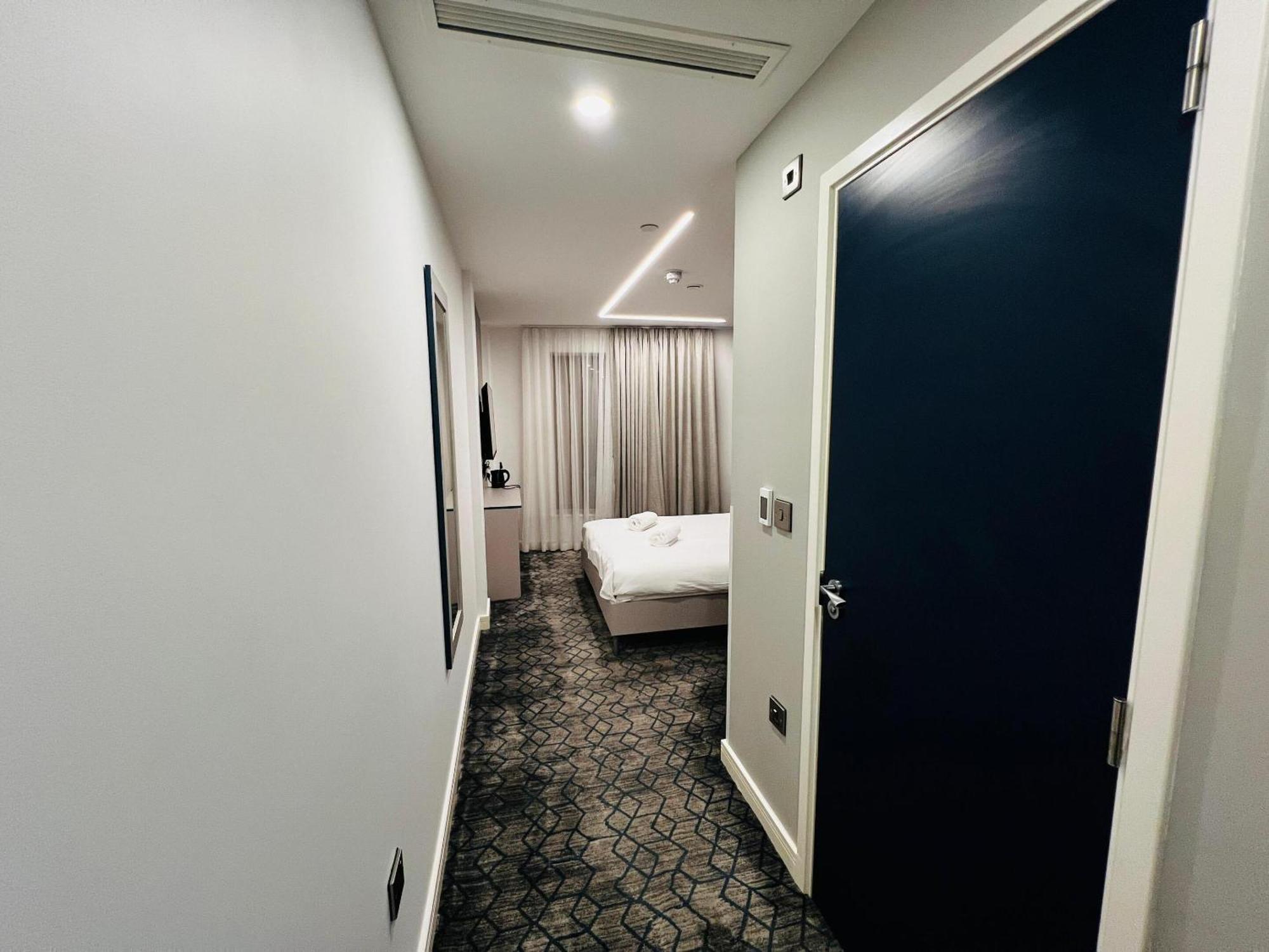 Ilford Grand Hotel Room photo